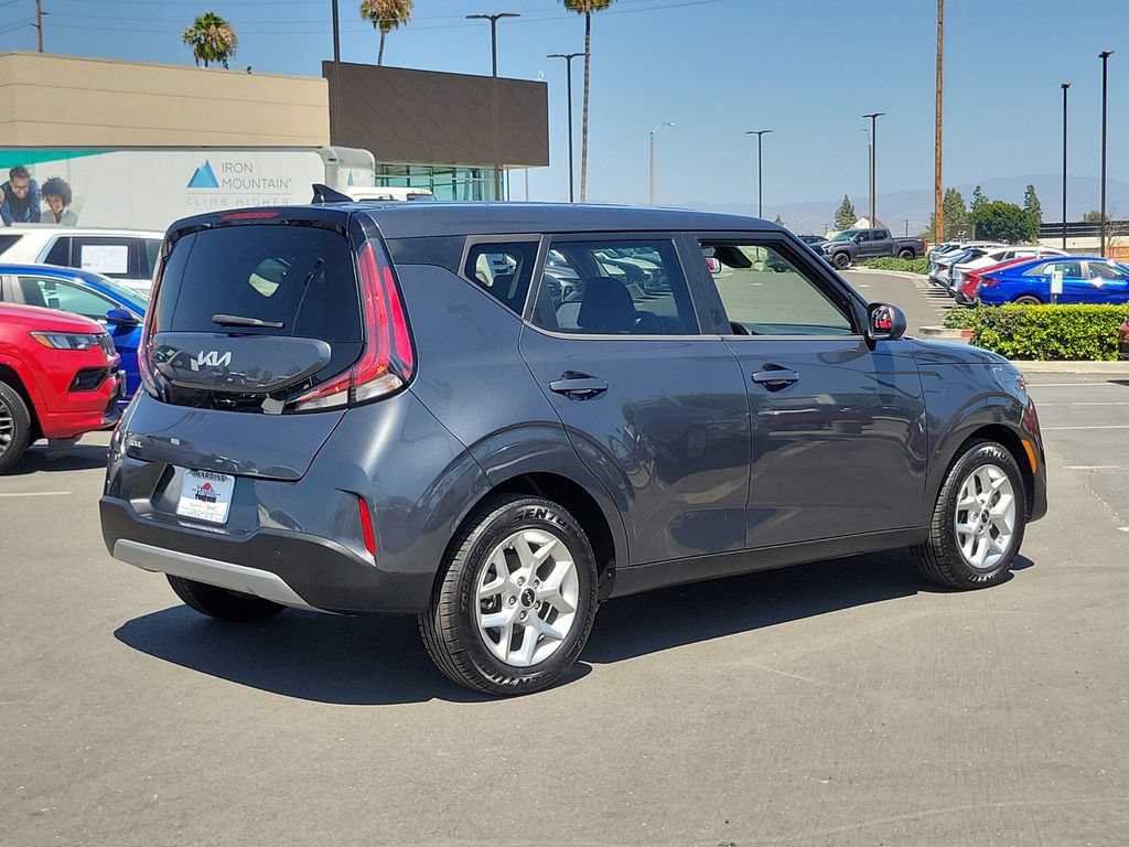 Used 2023 Kia Soul LX w/ Option Group 015 FWD image 4