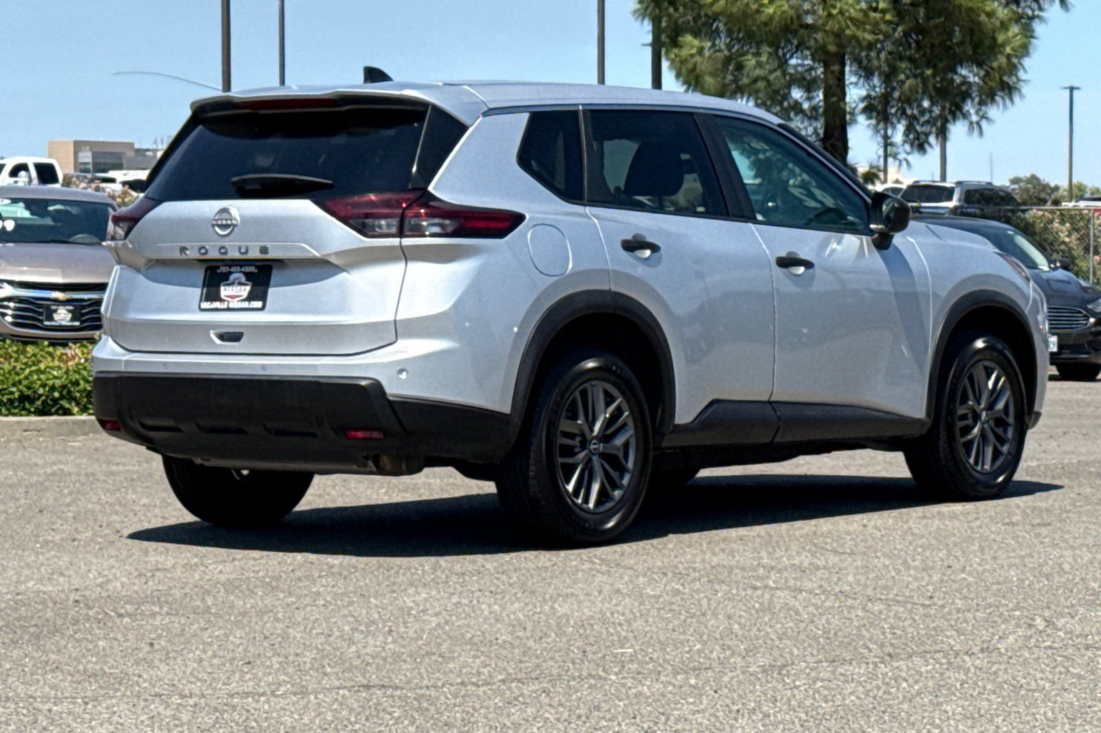Used 2024 Nissan Rogue S FWD image 5