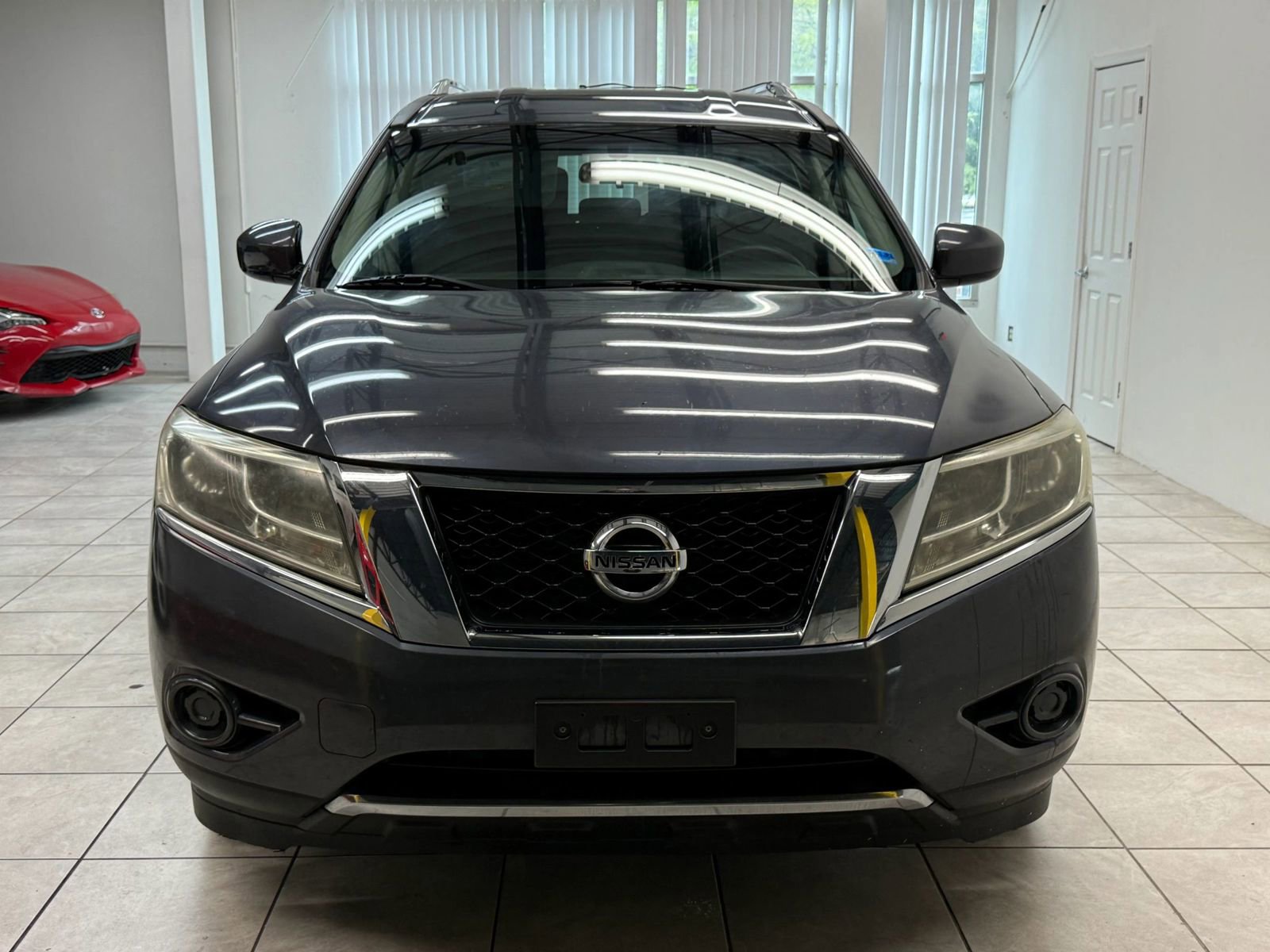 Used 2014 Nissan Pathfinder SV FWD image 2