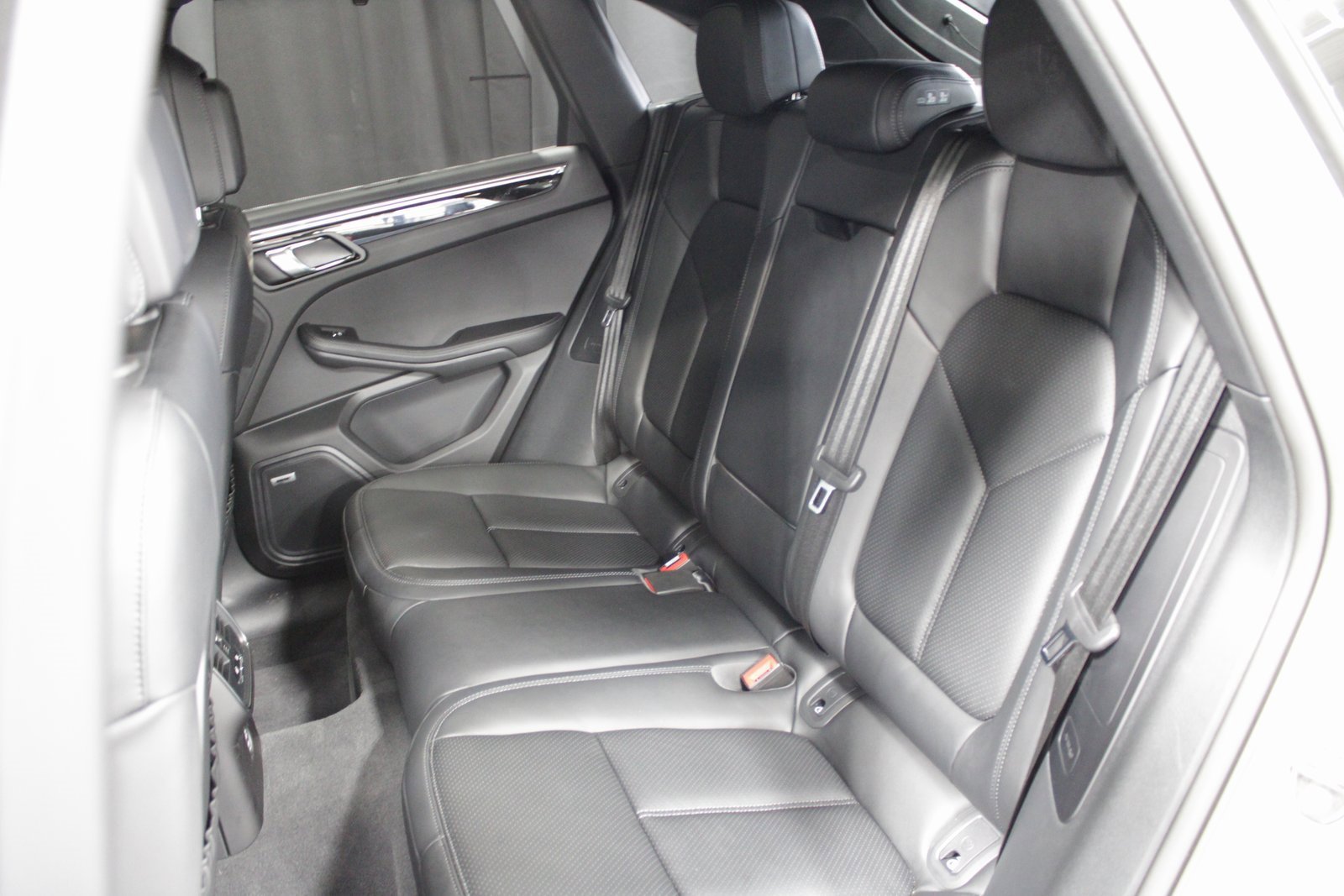 Used 2025 Porsche Macan image 18