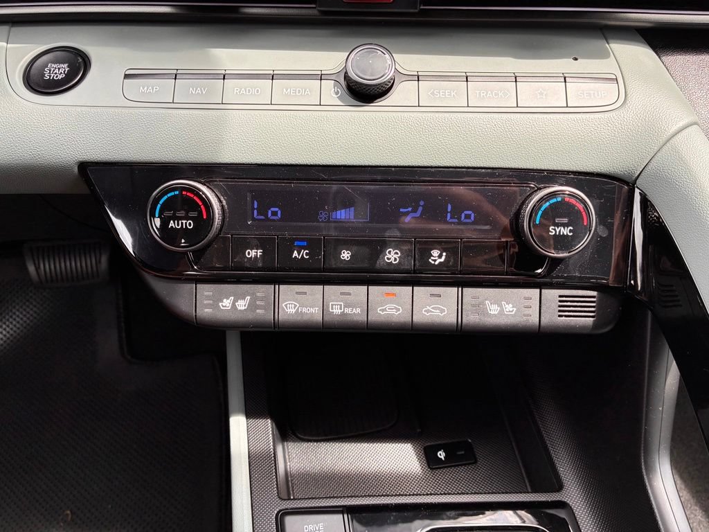 Used 2025 Hyundai Elantra Limited FWD image 32