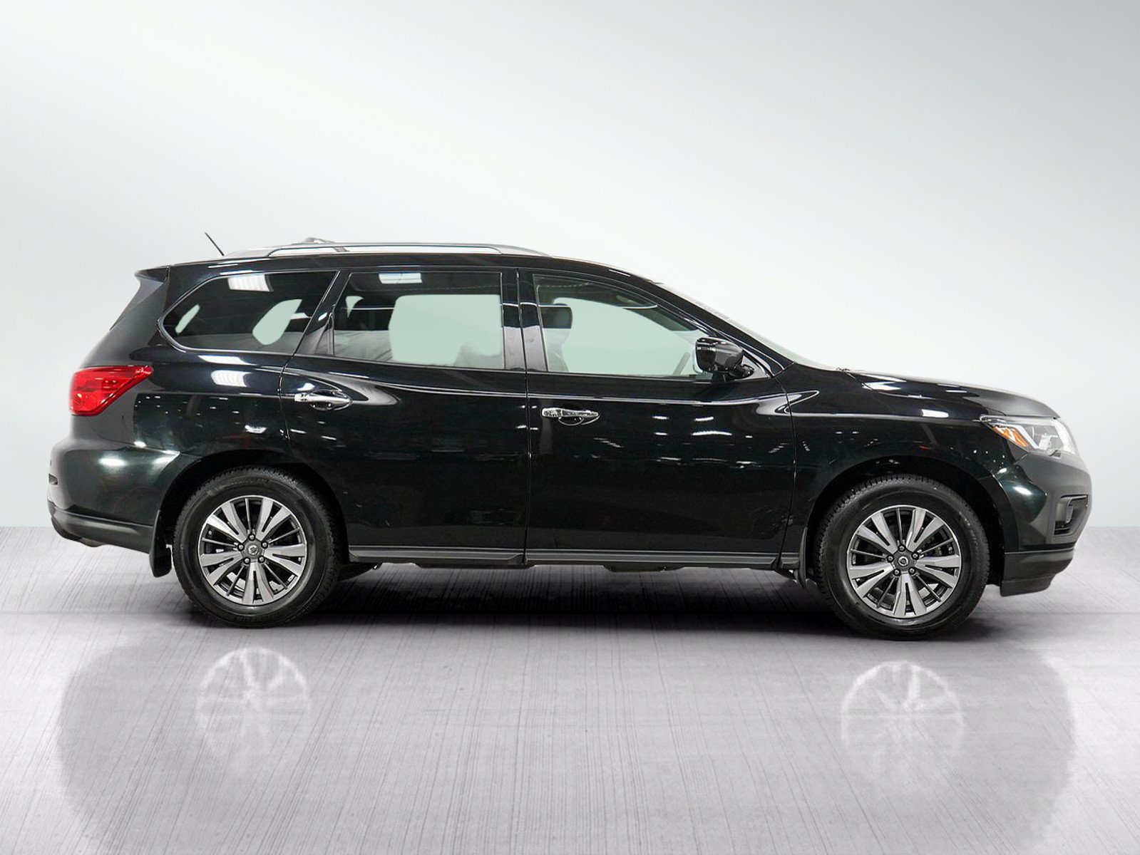 Used 2017 Nissan Pathfinder SL w/ Trailer Tow Package AWD/4WD image 6