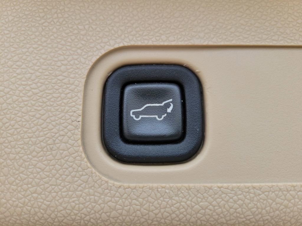 Used 2011 Cadillac Escalade Luxury AWD/4WD image 9