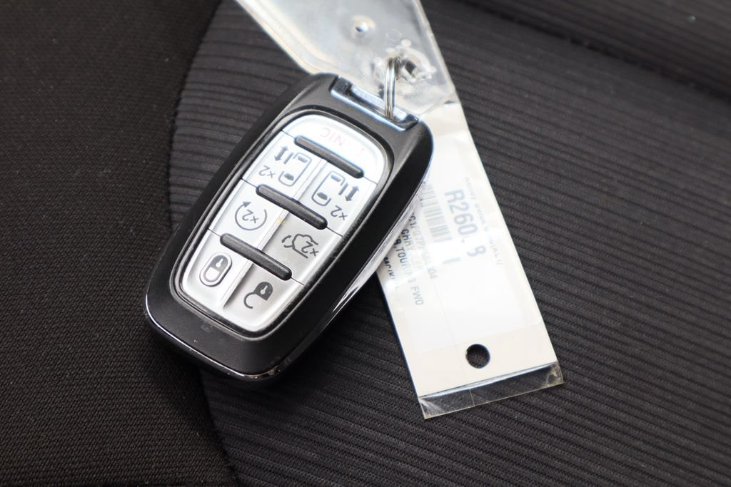 Used 2023 Chrysler Pacifica Touring FWD image 32