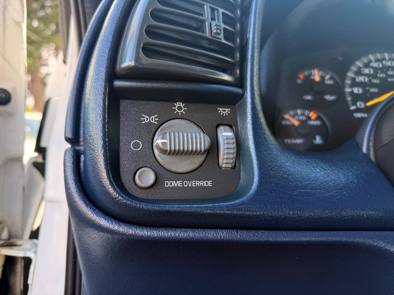 Used 2000 GMC Safari RWD image 22