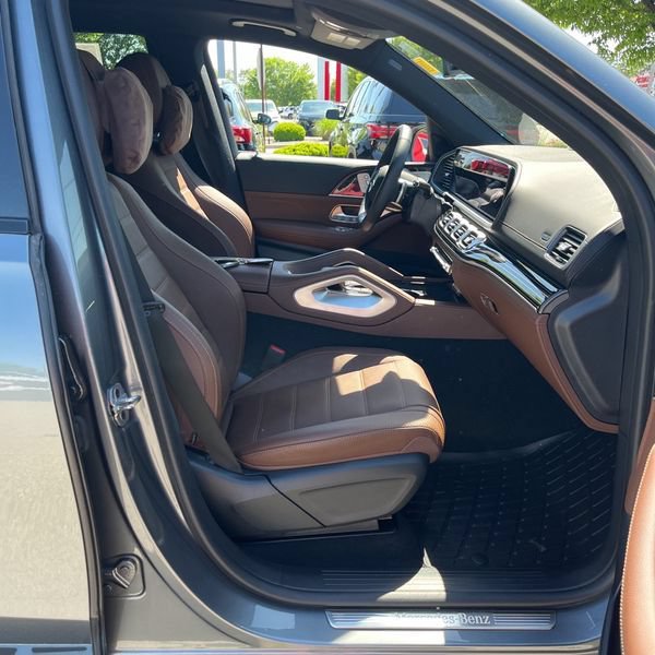 Used 2025 Mercedes-Benz GLS 580 4MATIC image 15