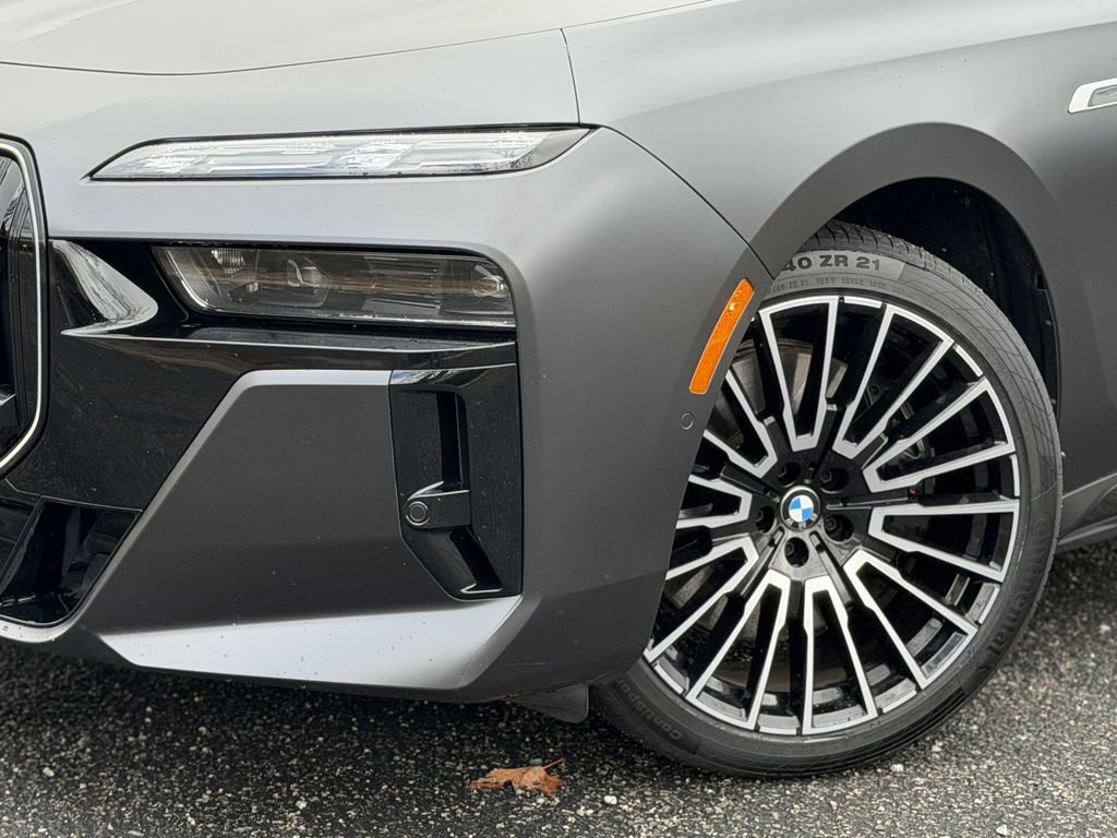 Used 2025 BMW i7 M70 AWD/4WD image 4