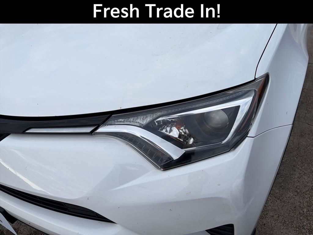 Used 2018 Toyota RAV4 LE FWD image 4