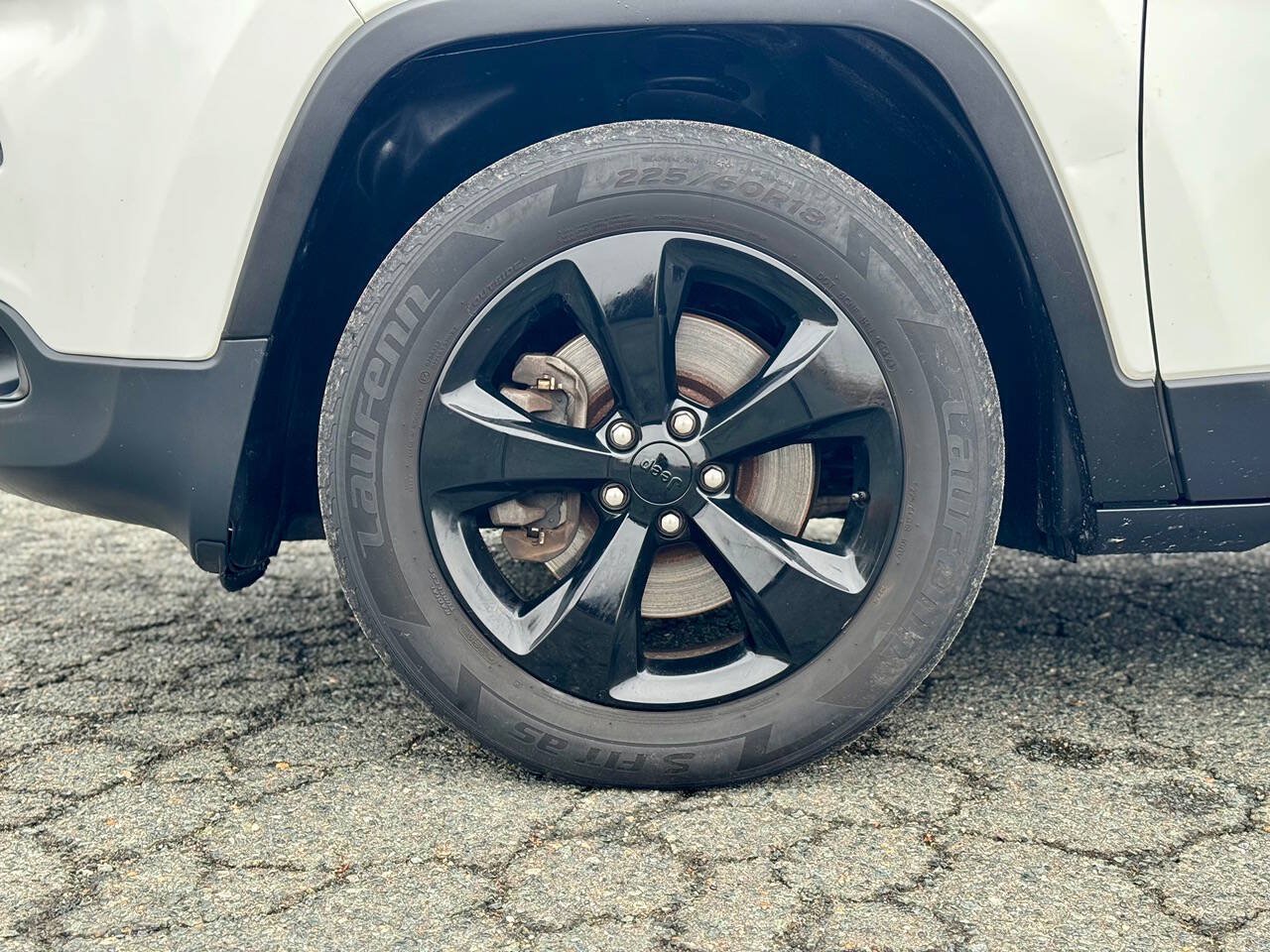 Used 2018 Jeep Cherokee Latitude w/ Altitude Package AWD/4WD image 37