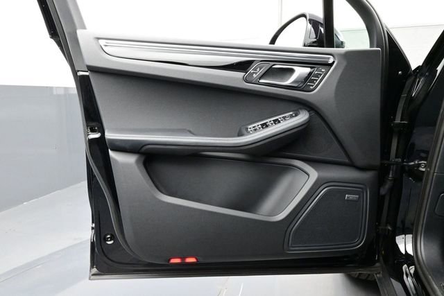 Certified 2025 Porsche Macan AWD/4WD image 7
