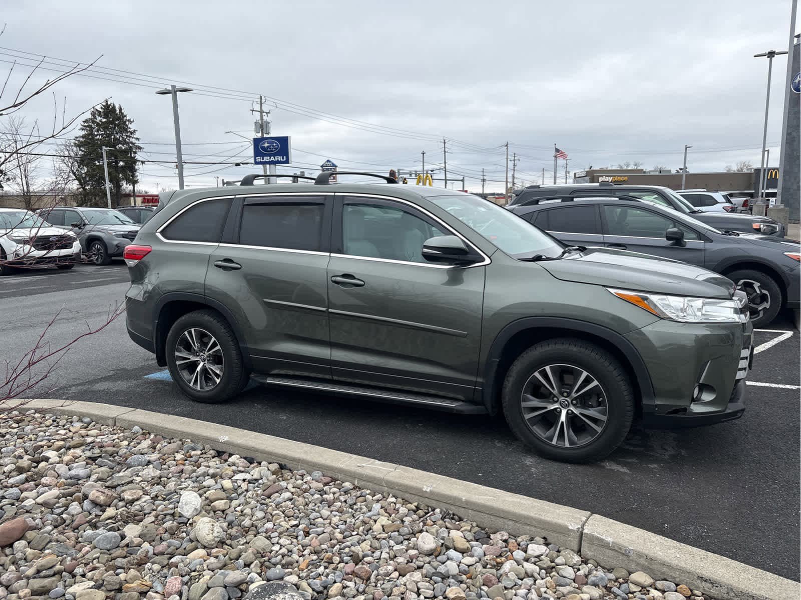 Used 2017 Toyota Highlander Plus w/ Carpet Mat Package AWD/4WD image 2