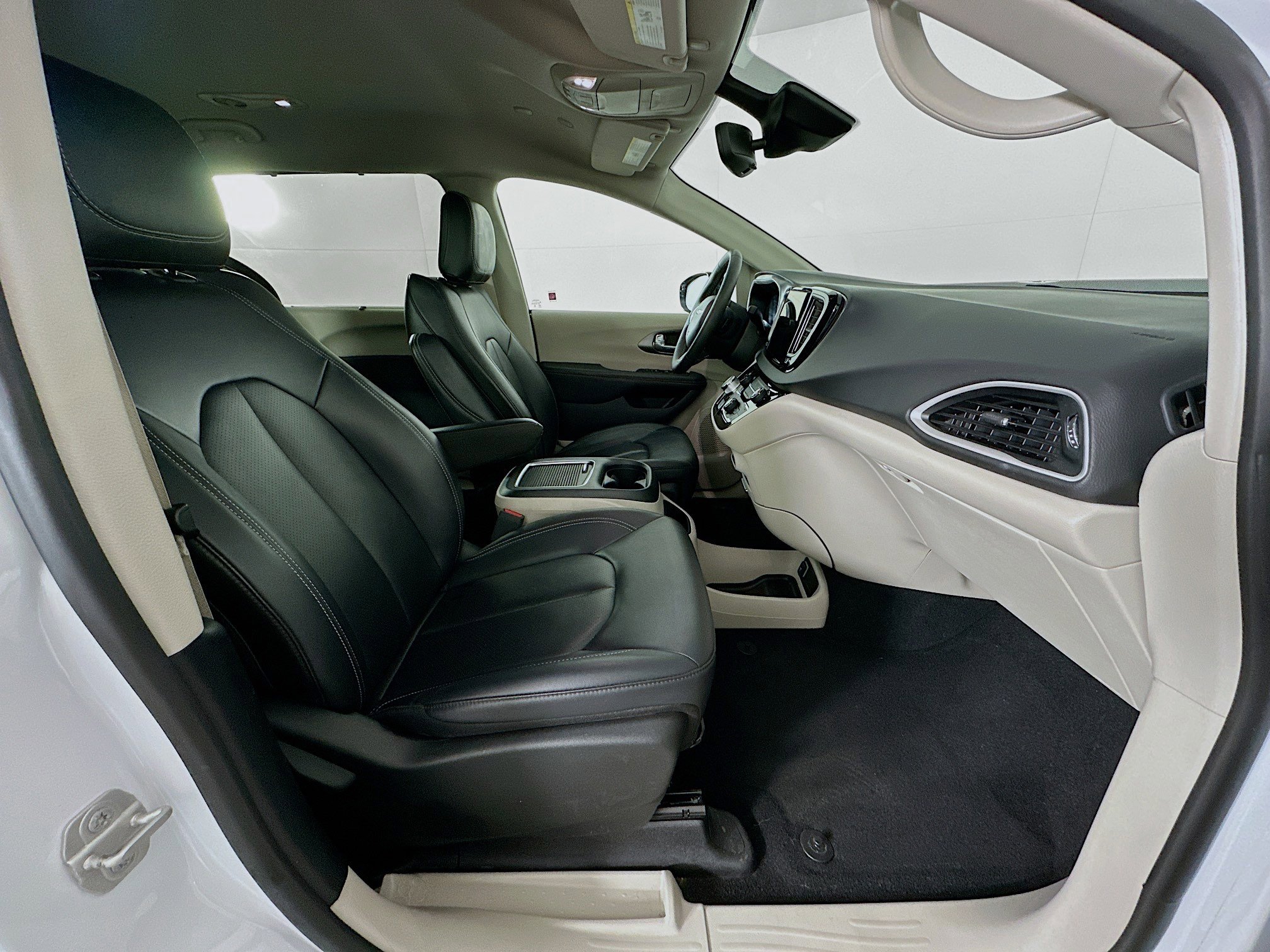 Used 2024 Chrysler Pacifica Touring-L image 32