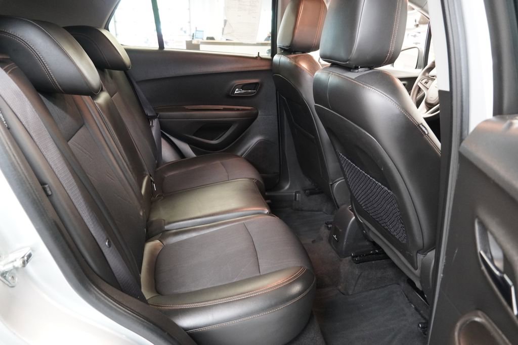 Used 2018 Chevrolet Trax LT w/ LT Convenience Package AWD/4WD image 29
