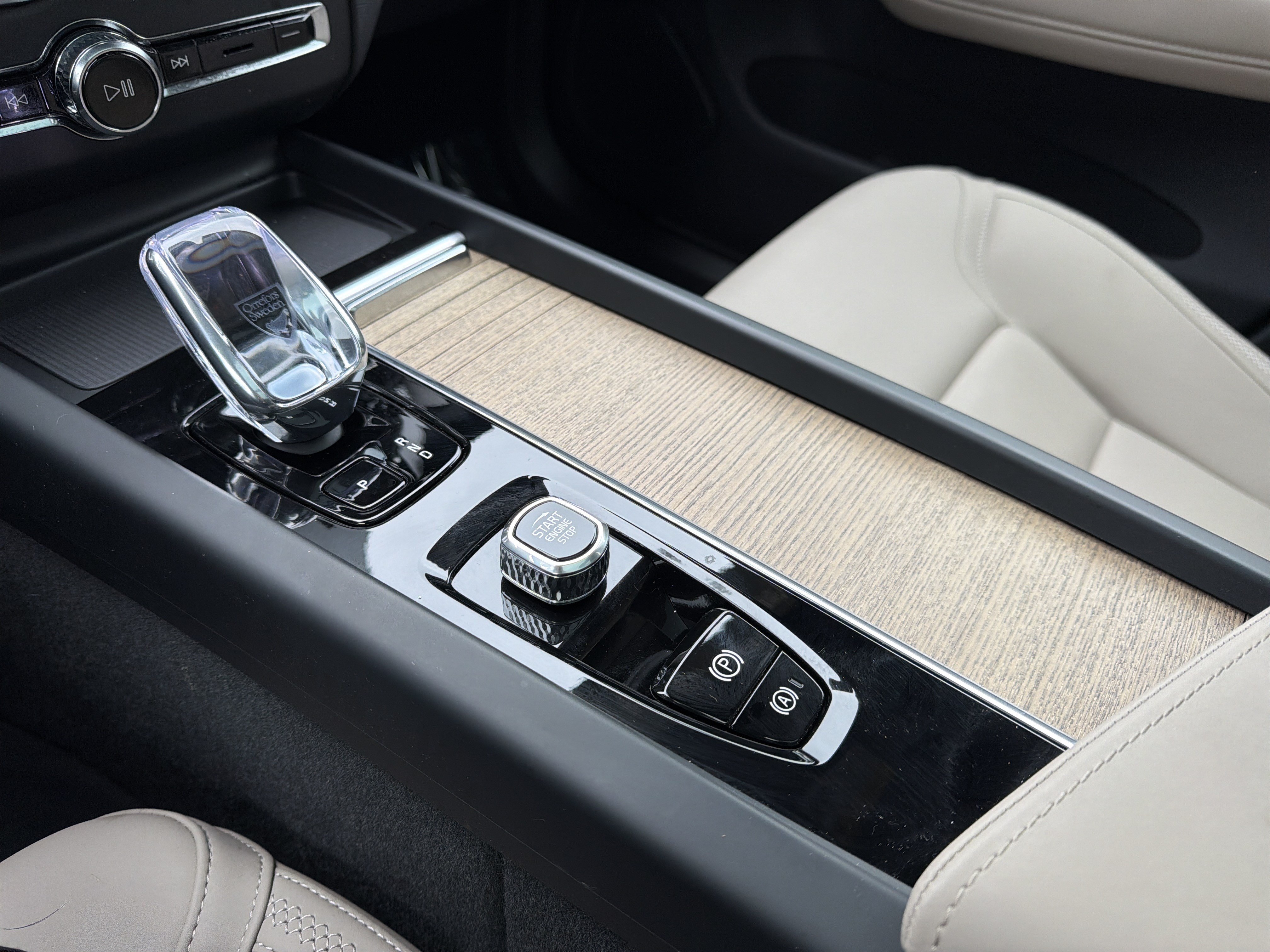 Certified 2026 Volvo XC60 B5 Core AWD/4WD image 28
