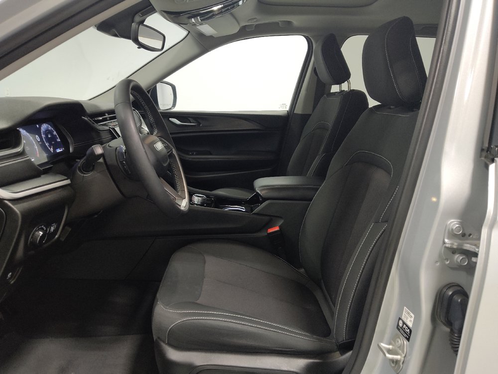 Used 2023 Jeep Grand Cherokee Laredo AWD/4WD image 17