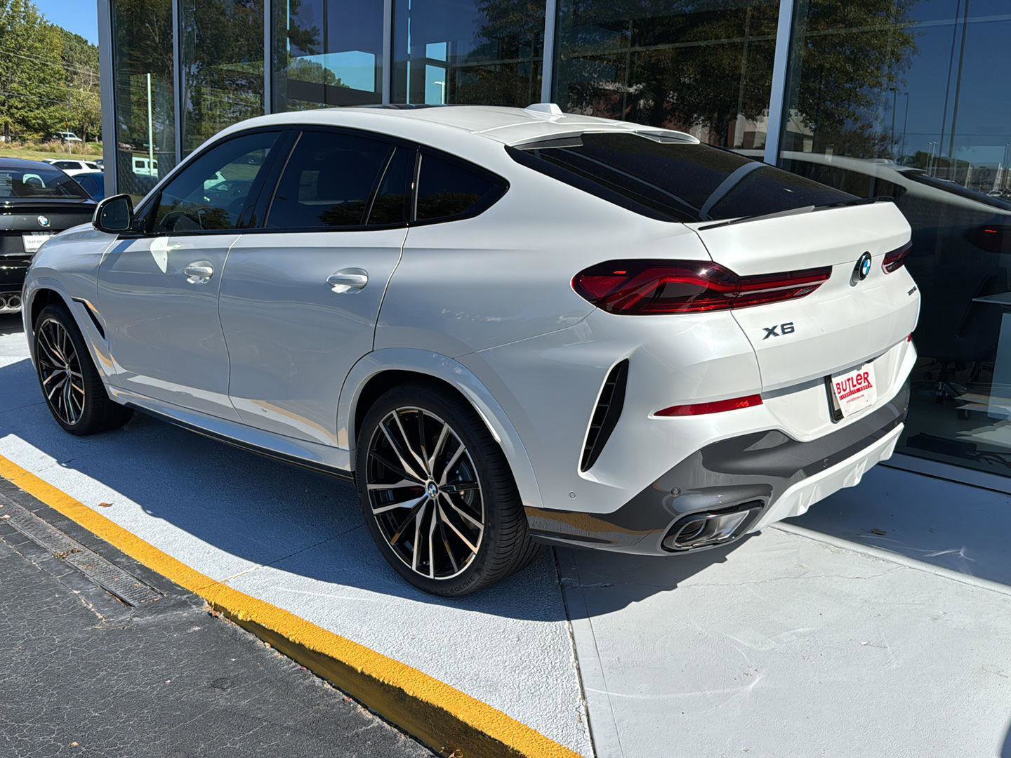 New 2026 BMW X6 xDrive40i w/ Executive Package image 3