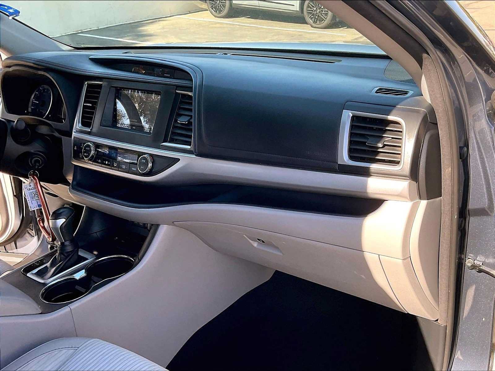 Used 2018 Toyota Highlander Plus w/ Carpet Mat Package (TMS) FWD image 19