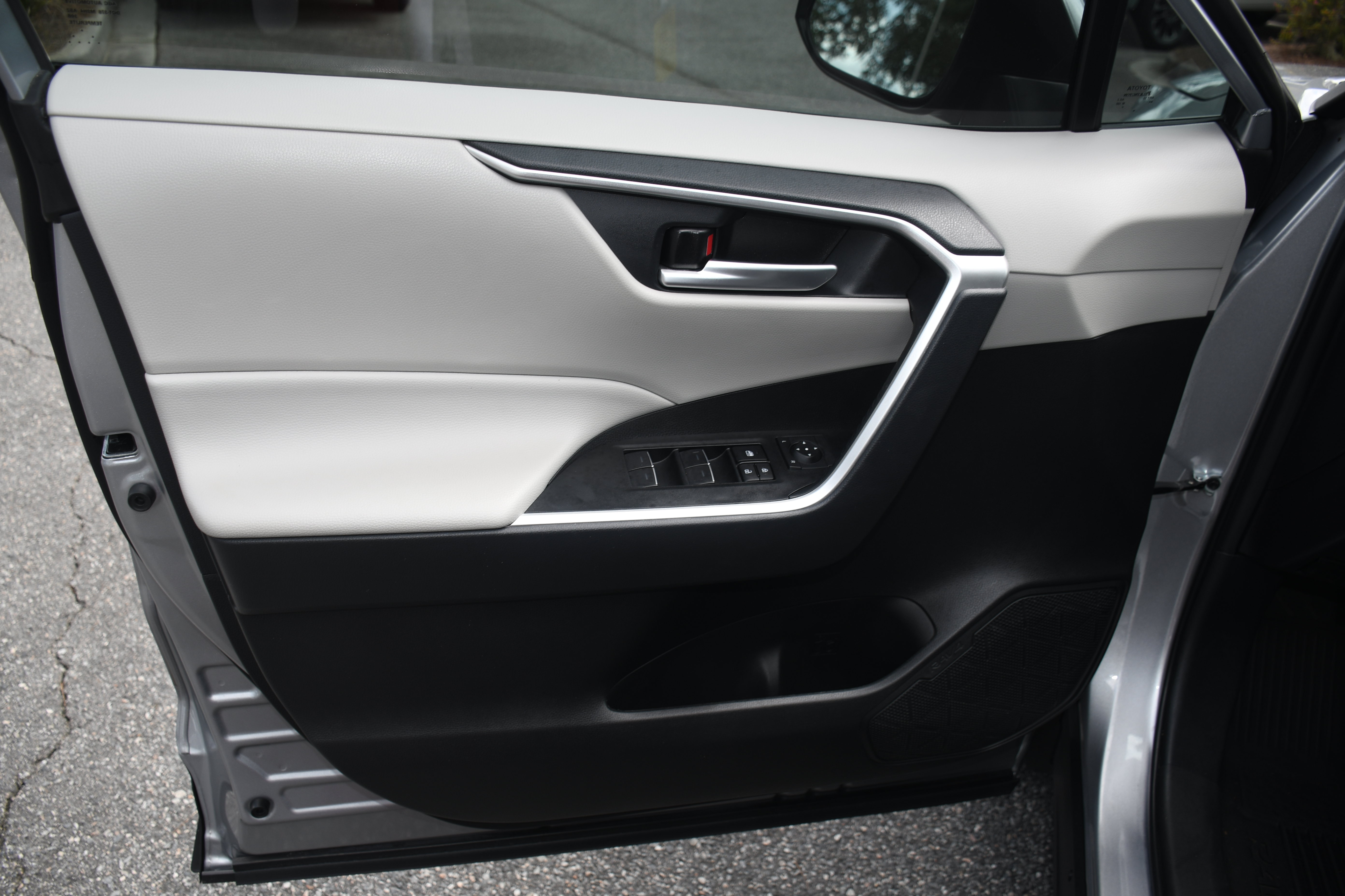 Certified 2025 Toyota RAV4 XLE FWD image 10
