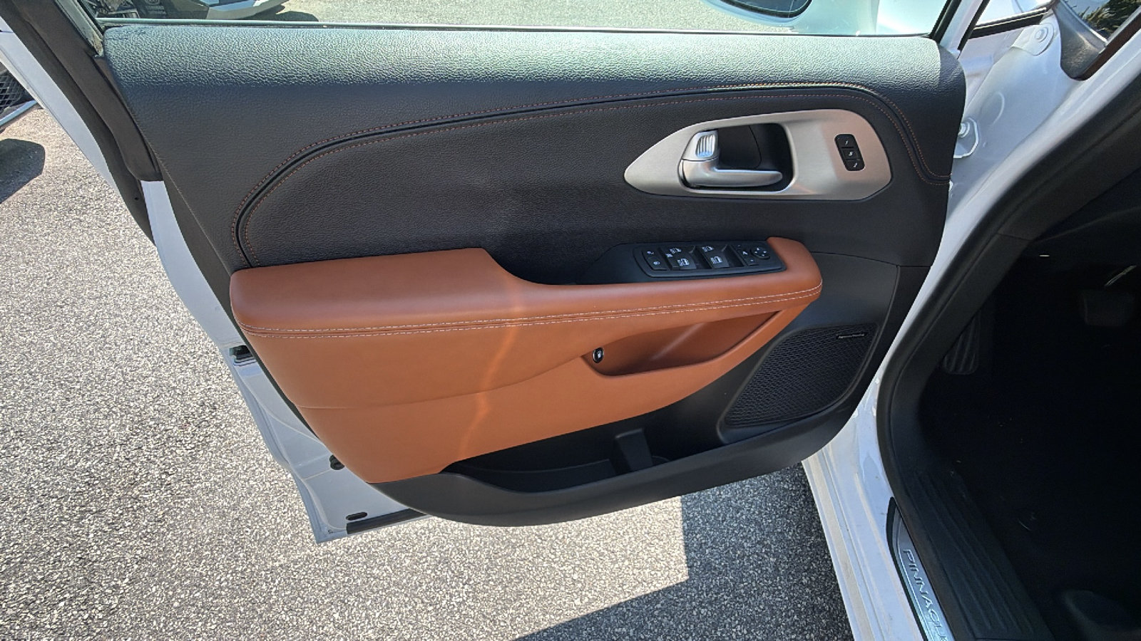 Used 2024 Chrysler Pacifica Pinnacle FWD image 14