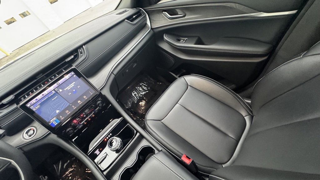 Used 2024 Jeep Grand Cherokee Limited image 13