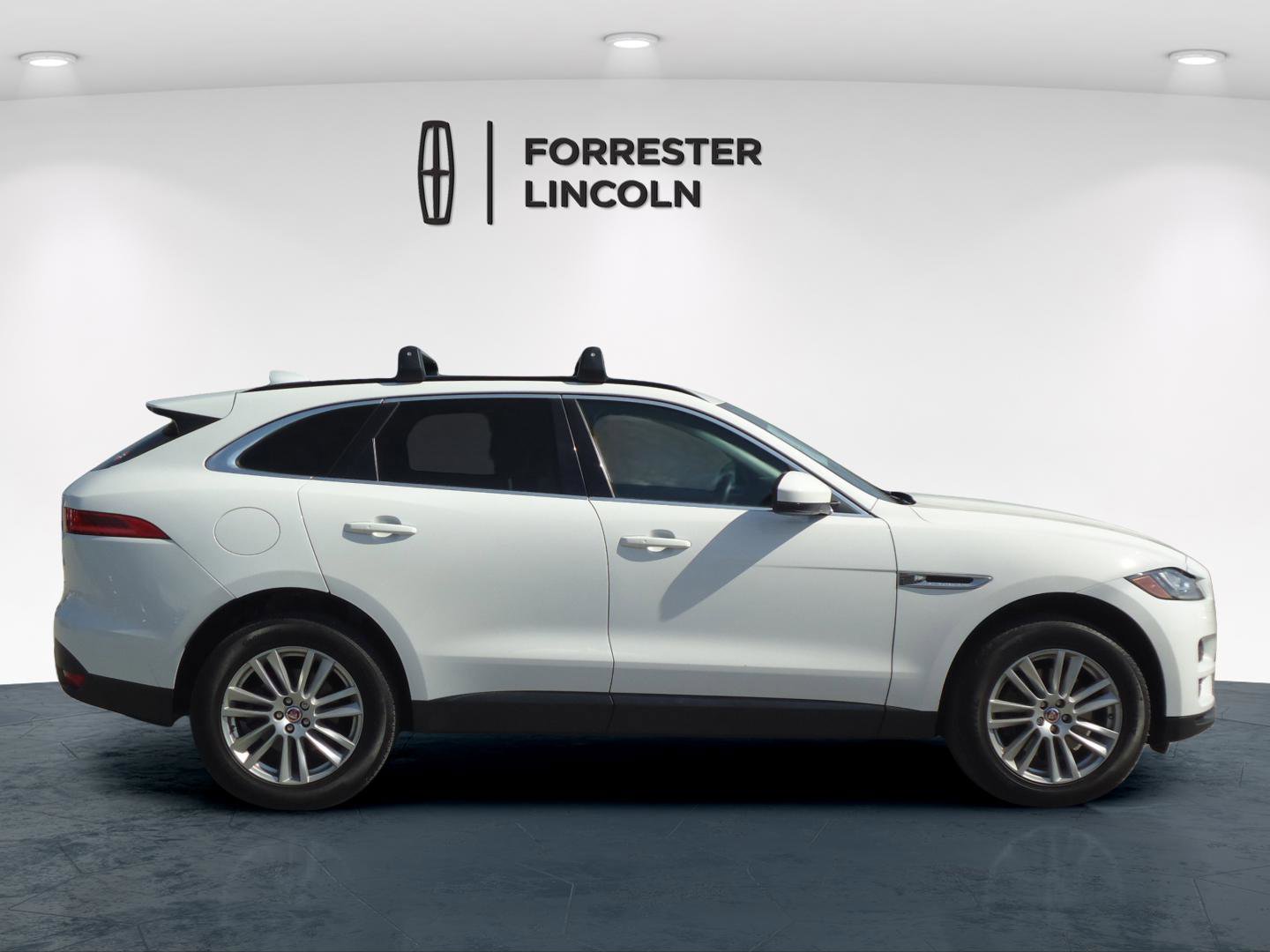 Used 2018 Jaguar F-PACE Prestige image 2