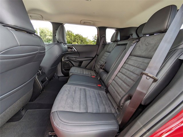 New 2025 Mitsubishi Outlander SE image 15