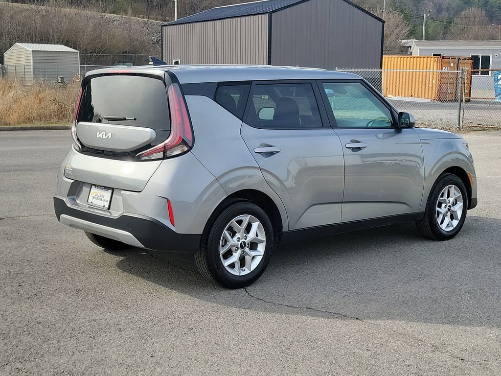 Used 2024 Kia Soul LX w/ Option Group 015 FWD image 3