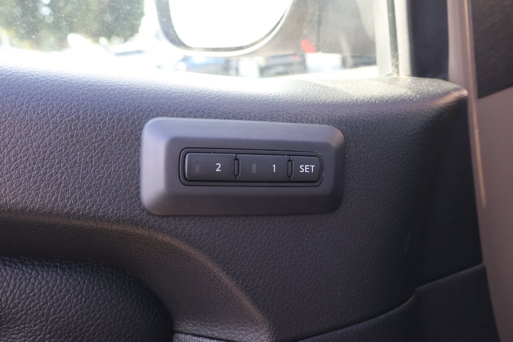 Used 2023 Nissan Titan PRO-4X w/ Pro-4x Convenience Package AWD/4WD image 16