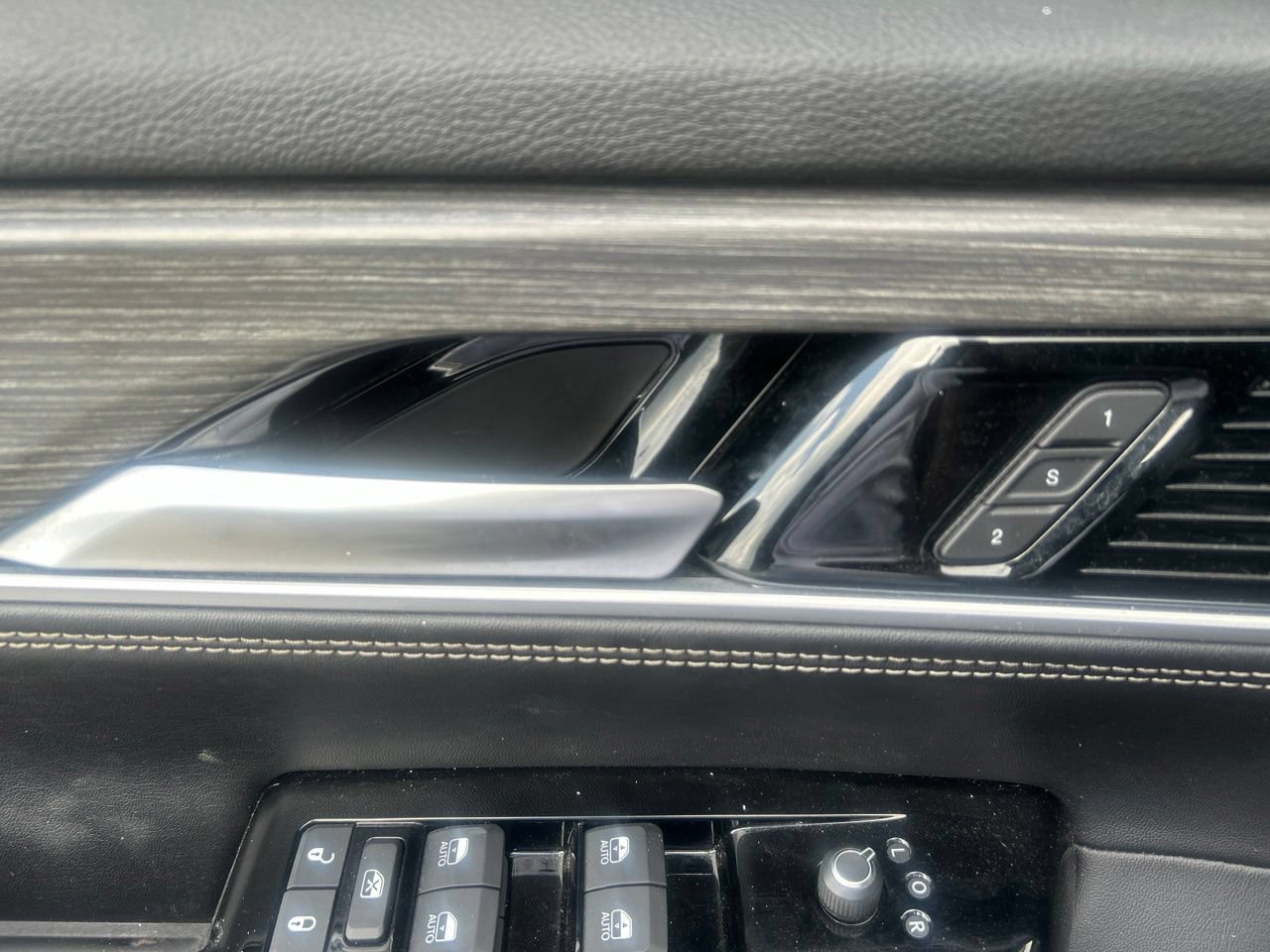 Used 2024 Jeep Wagoneer L Series III w/ Premium Group I AWD/4WD image 19