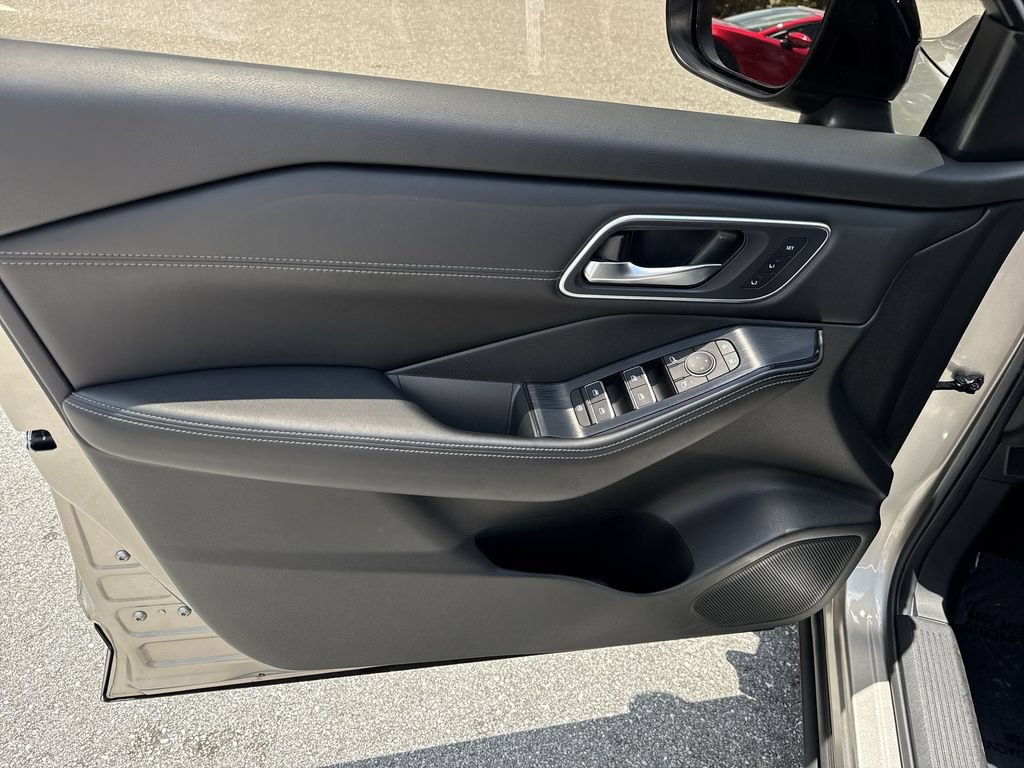 Used 2024 Nissan Rogue Platinum w/ Platinum Premium Package FWD image 39