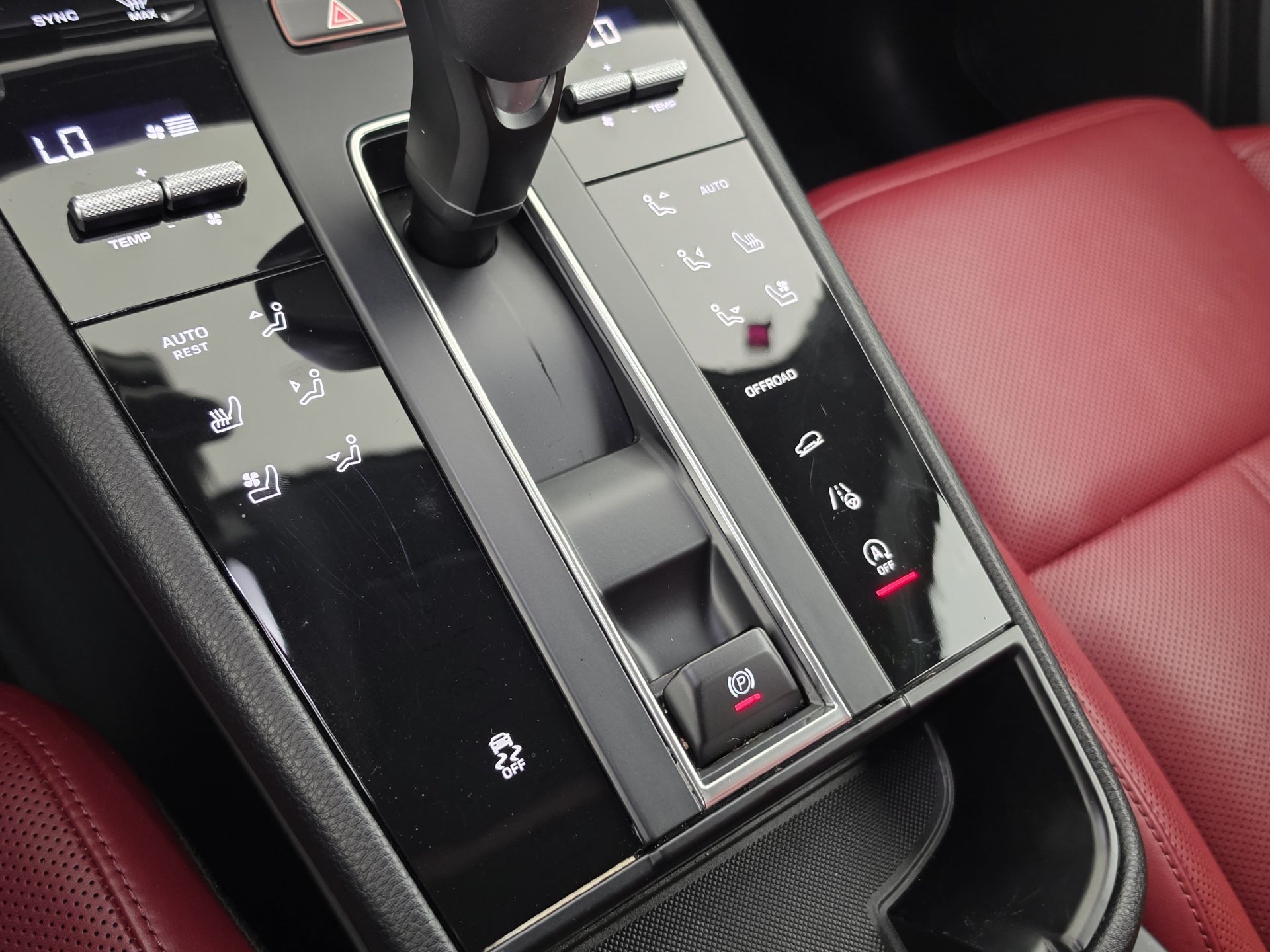 Used 2025 Porsche Macan AWD/4WD image 22