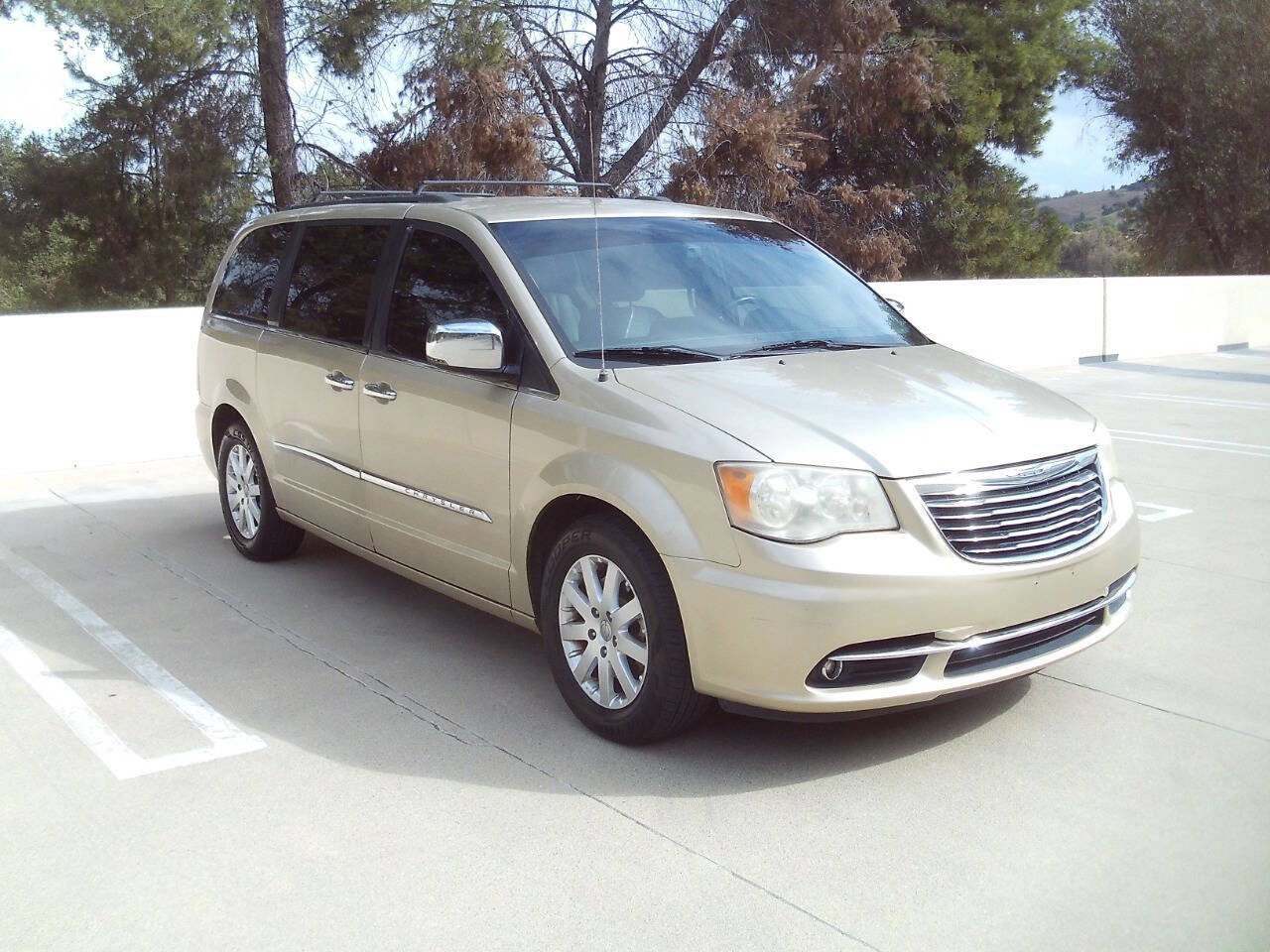 Used 2012 Chrysler Town & Country Touring-L w/ Entertainment Group #2 image 3