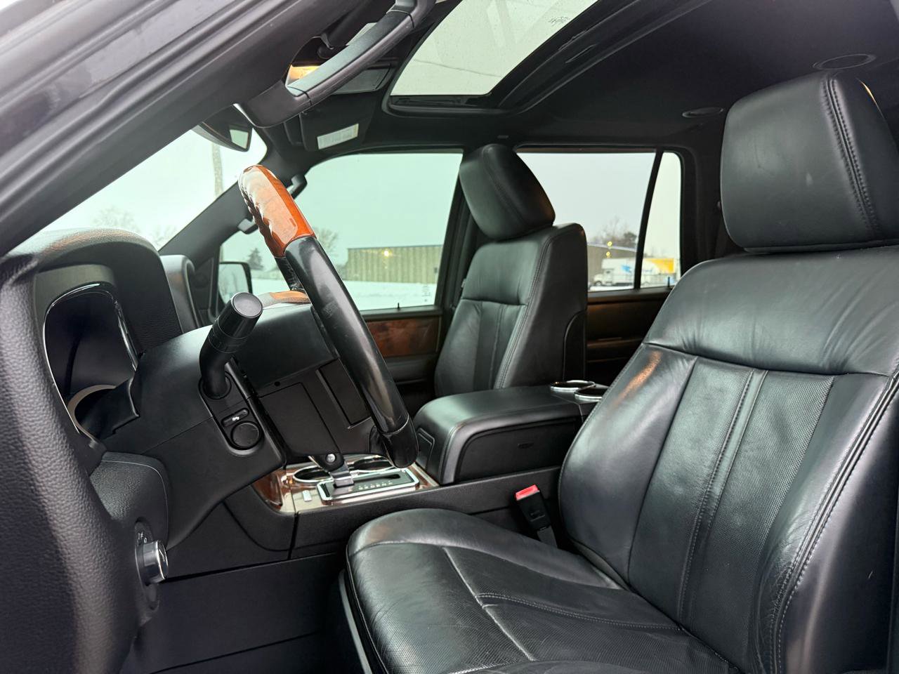 Used 2016 Lincoln Navigator Select image 18