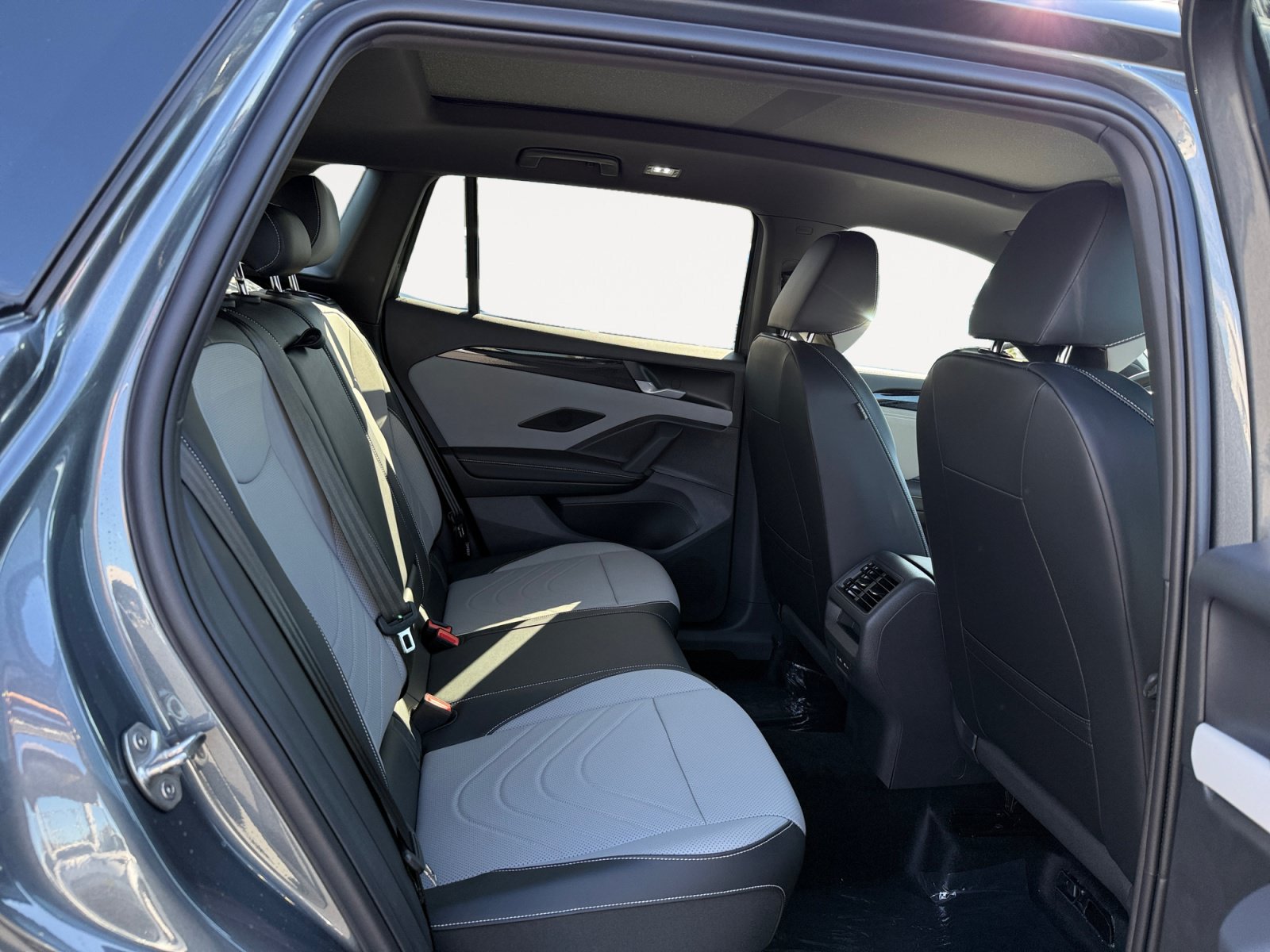 New 2026 Volkswagen Tiguan SE R-Line FWD image 18