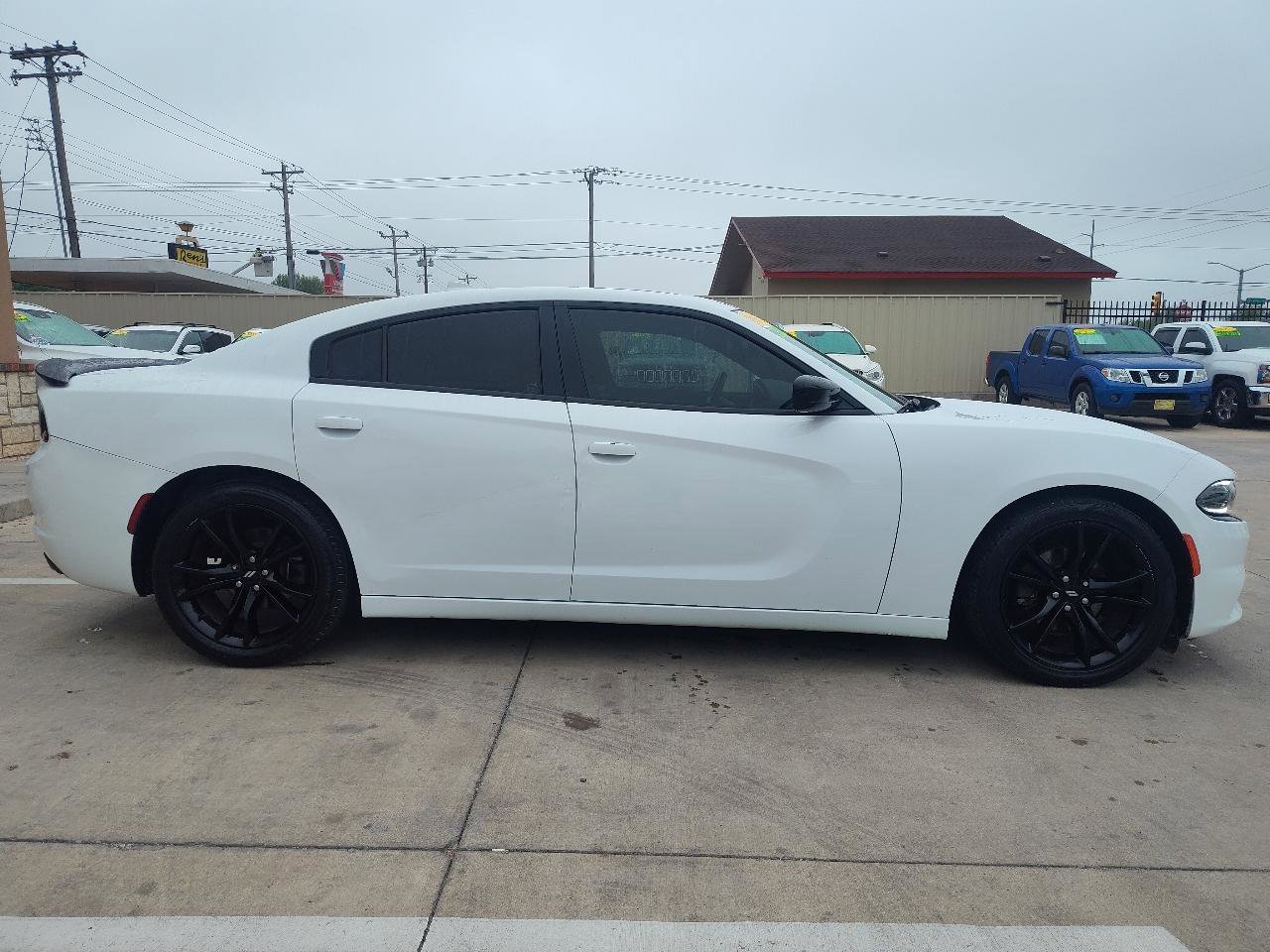 Used 2017 Dodge Charger SXT w/ Blacktop Package RWD image 3