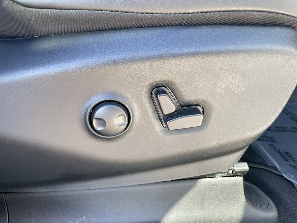 Used 2025 Chrysler Pacifica Limited image 58