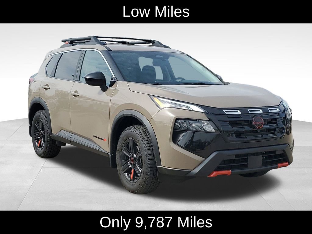 Used 2025 Nissan Rogue SV image 2