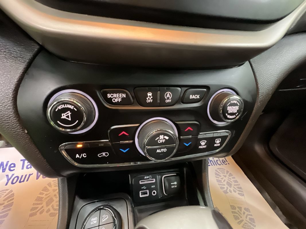 Used 2015 Jeep Cherokee Trailhawk w/ Comfort/Convenience Group AWD/4WD image 25