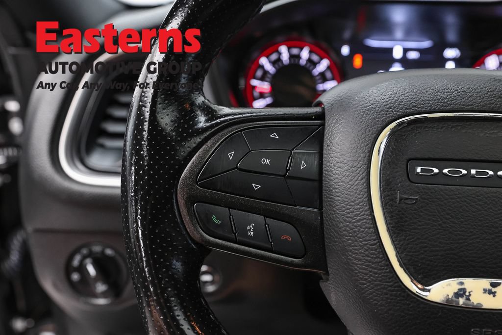 Used 2022 Dodge Challenger SXT w/ Driver Convenience Group RWD image 15