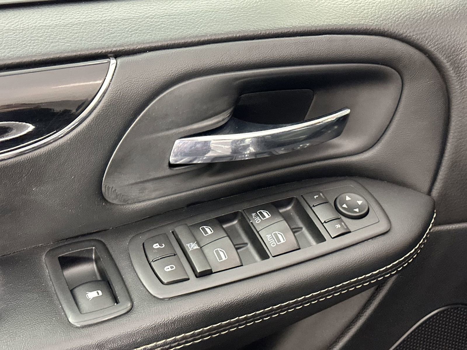 Used 2017 Dodge Grand Caravan SE image 13