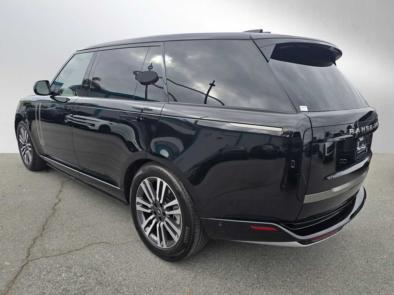 New 2025 Land Rover Range Rover Long Wheelbase SE image 5
