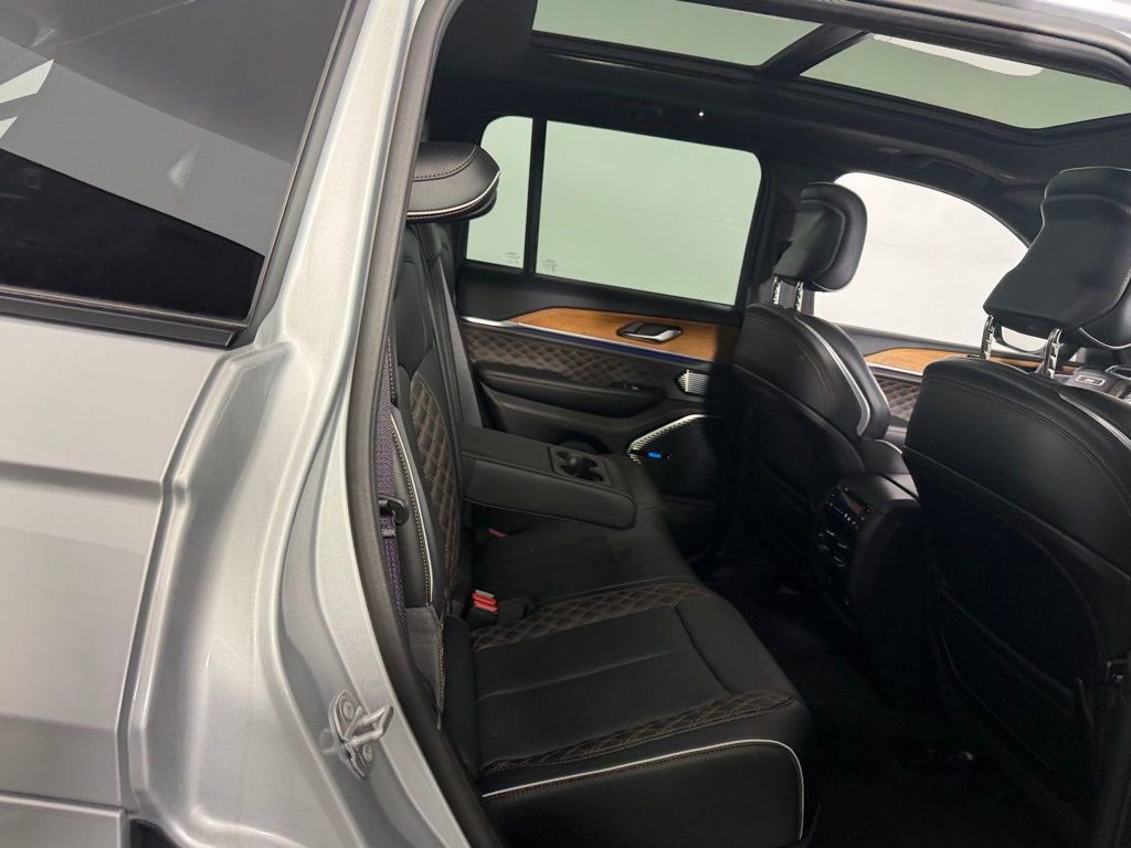 Used 2023 Jeep Grand Cherokee Summit image 31