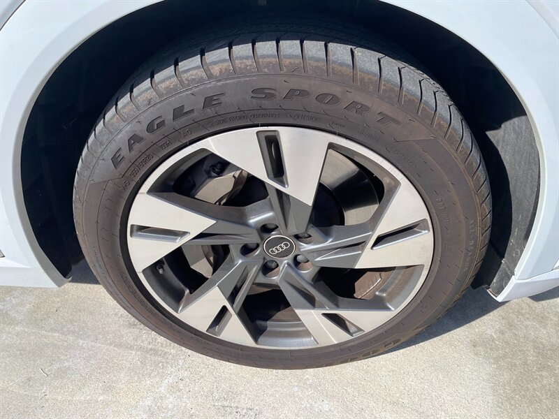 Used 2022 Audi e-tron Premium w/ Convenience Plus Package image 24