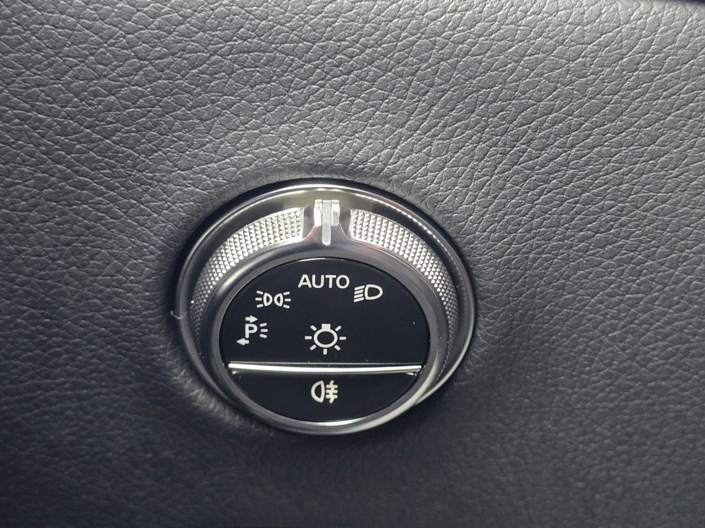 Used 2025 Mercedes-Benz GLC 300 4MATIC image 38