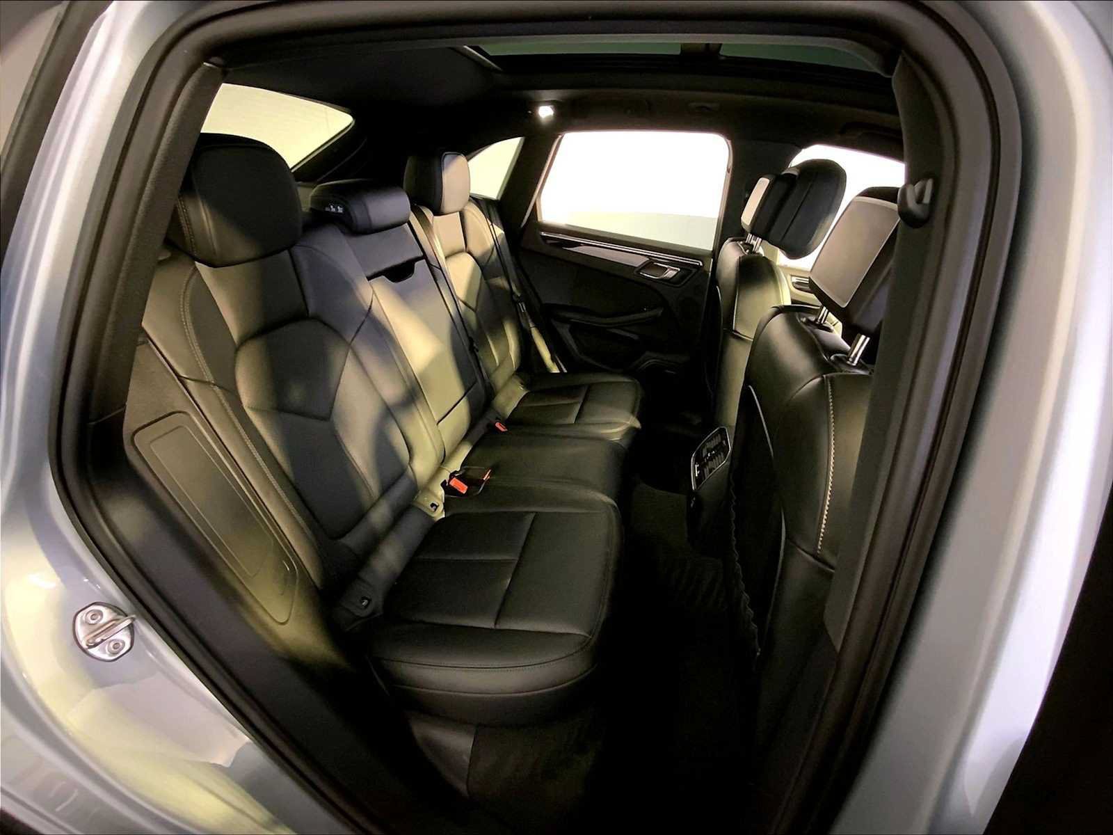 Certified 2026 Porsche Macan AWD/4WD image 23