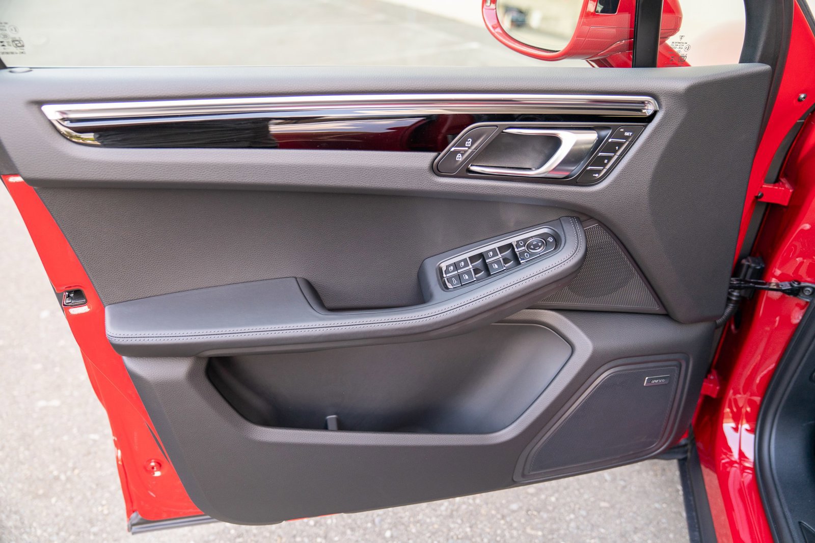 Certified 2025 Porsche Macan image 10