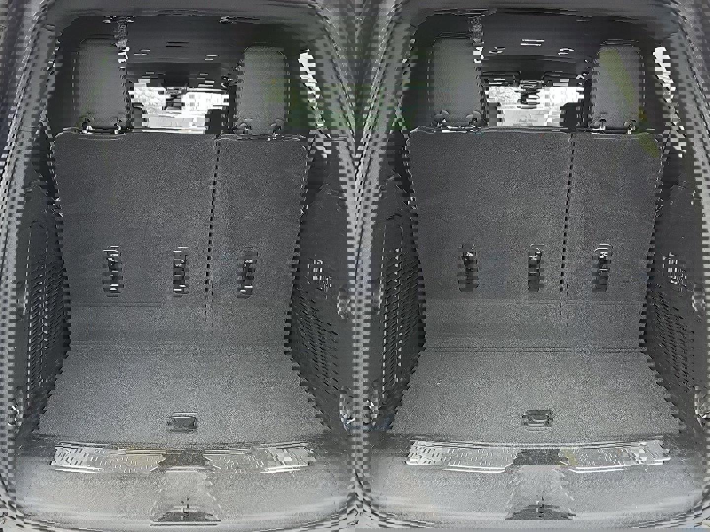 Used 2025 GMC Yukon Denali image 31