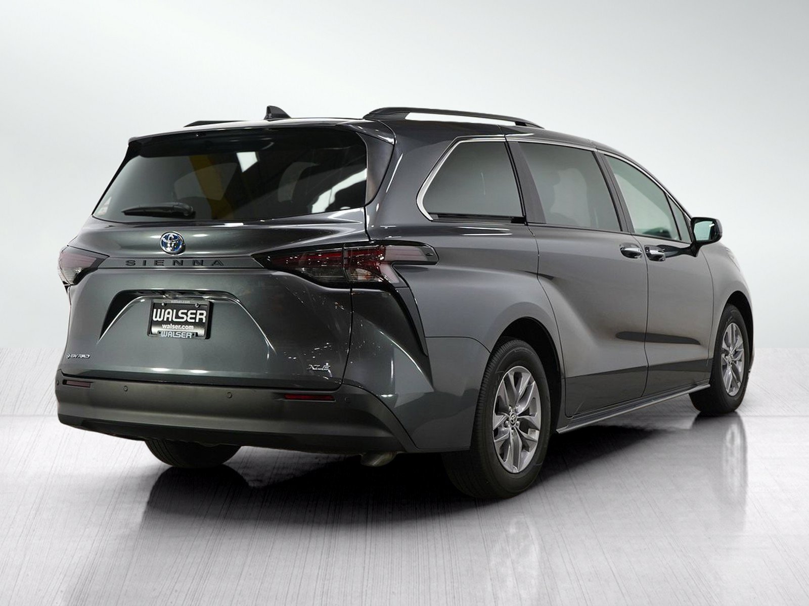 Used 2025 Toyota Sienna XLE AWD/4WD image 6