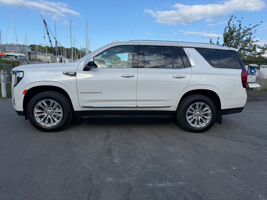 Used 2024 GMC Yukon SLT w/ SLT Luxury Package image 3