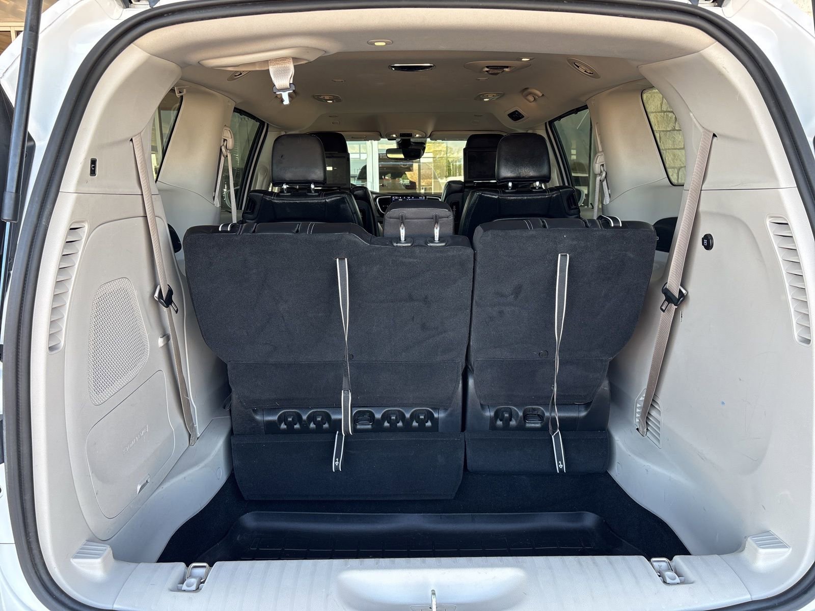 Used 2022 Chrysler Pacifica Touring-L w/ Uconnect Theater Family Group image 18